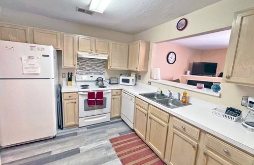 Sunset Road House | Charming Townhome Close to Uptown | Free Parking