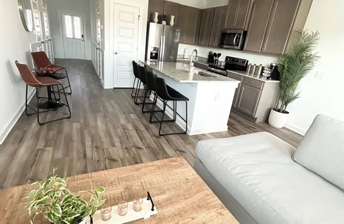 Huntsville Cottage | Charming Townhouse luxury - Brand New & Great Location