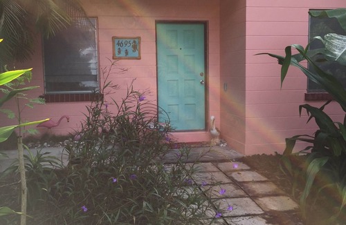 Vero Beach Cottage | CHARMING VINTAGE-RETRO FLORIDA COTTAGE.CAREFREE 'BEACH BLANKET BUNGALOW'