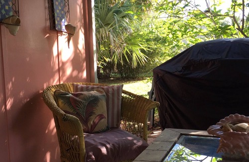 Vero Beach Cottage | CHARMING VINTAGE-RETRO FLORIDA COTTAGE.CAREFREE 'BEACH BLANKET BUNGALOW'