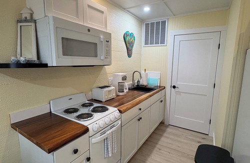 Ocracoke Apartment | Charming Waterfront 2-bedroom apartment in enchanting Ocracoke W Dock & kayaks.
