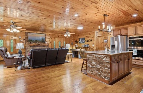 Sevierville Cabin | Chasing Cubs Cabin by Beyond Expectations: 3BR Cottage w/Firepit & Bed Swing