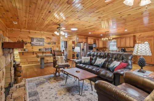 Sevierville Cabin | Chasing Cubs Cabin by Beyond Expectations: 3BR Cottage w/Firepit & Bed Swing