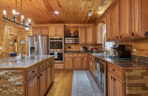 Sevierville Cabin | Chasing Cubs Cabin by Beyond Expectations: 3BR Cottage w/Firepit & Bed Swing