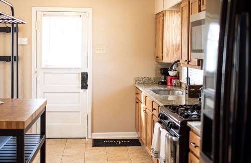 Memphis House | Cheerful 2 Bedroom house + Guesthouse studio