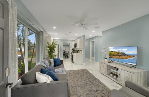 Davie House | Cheerful 2 Bedroom Lakehouse Home Woffice Space
