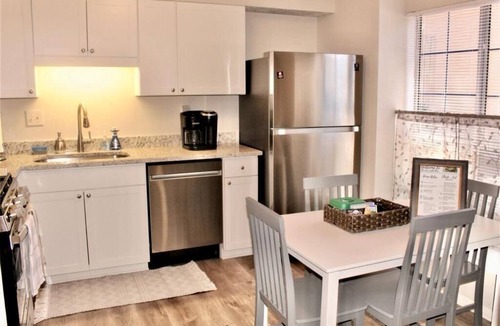 DeKalb County House | Cheerful 2 bedroom townhouse with indoor Fireplace