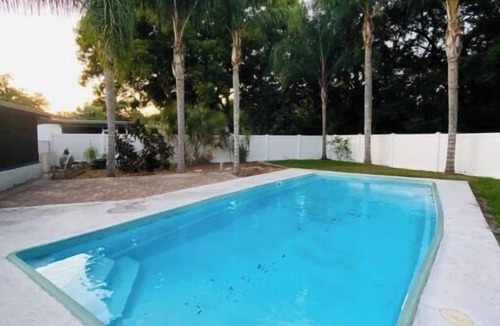 Brandon House | Cheerful 3-bedroom home with pool and office