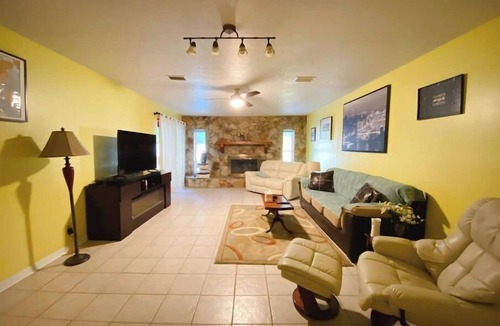 Brandon House | Cheerful 3-bedroom home with pool and office