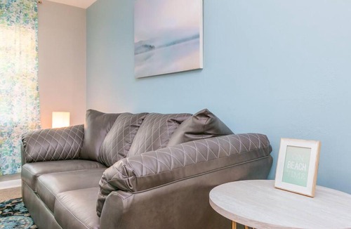 Sun Bay South House | Cheerful Cozy Cottage in South Tampa