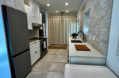 Reddick Apartment | Cheerful family sized barn apartment located in horse country, close to