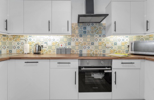 Leith Apartment | Cheerful Stays: Jamson Pl 3BR Apartment in Leith