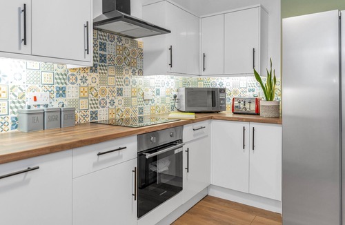 Leith Apartment | Cheerful Stays: Jamson Pl 3BR Apartment in Leith