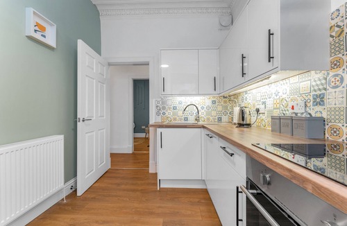 Leith Apartment | Cheerful Stays: Jamson Pl 3BR Apartment in Leith