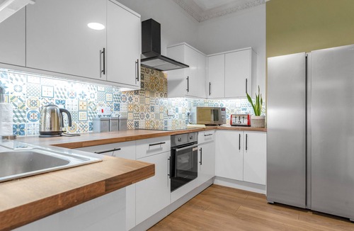 Leith Apartment | Cheerful Stays: Jamson Pl 3BR Apartment in Leith
