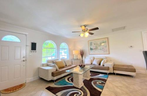 Naples Villa | Cheerfull 4/bed/3 Bath/pool/best Location