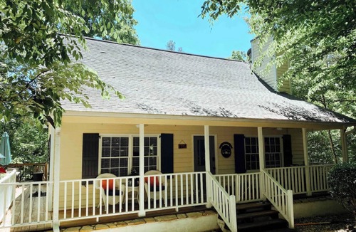 Dahlonega Cottage | Cheers On Chinkapin 2 miles to downtown Dahlonega, private cozy mountain cottage