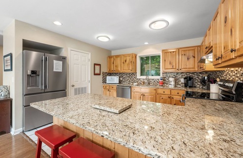 Smithville Ski Chalet | Cherokee Hideaway (Dog-Friendly)