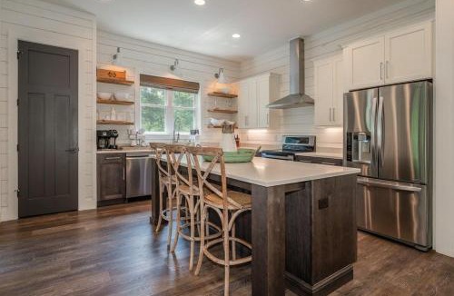 Pisgah Forest House | Chestnut Cottage Sutton Knob · Chestnut Cottage Luxury W/Firepl