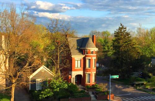 Northside District Bed & Breakfast | Chez Lyndon Manor