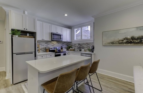 New Pathways Apartment | Chic 2BR Midtown Retreat: Your Gateway to Memphis Magic!