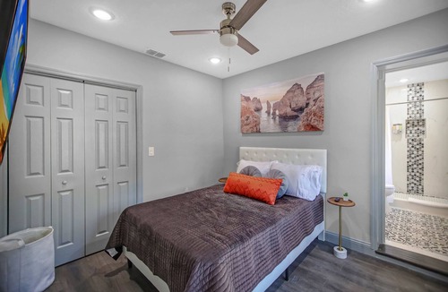 Murray Hill House | ~Chic Clean Cabin Sleeps 10 Arcade & Wine Bar~