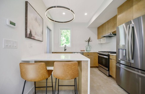 University Park Condo | Chic Contemporary Loft in Raleigh – Pet-Friendly & Centrally Located