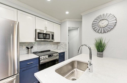 Hyde Park Condo | Chic & Cozy Updated Unit in Hyde Park!