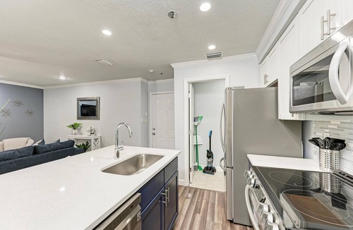 Hyde Park Condo | Chic & Cozy Updated Unit in Hyde Park!