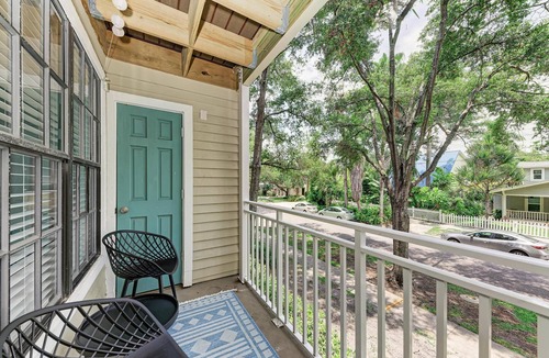 Hyde Park Condo | Chic & Cozy Updated Unit in Hyde Park!