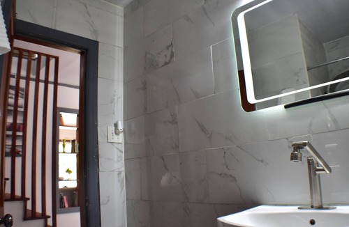 Decatur House | Chic Intown Duplex @ MARTA- Emory-CDC-Dekalb Medical