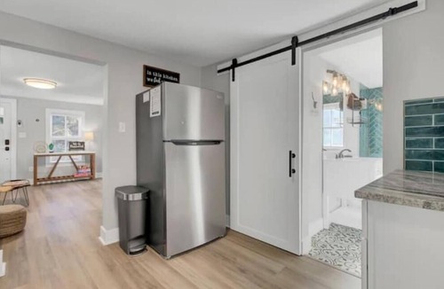 Johns Island Cottage | Chic Johns Island Cottage w/King Bed+Smart TVs!