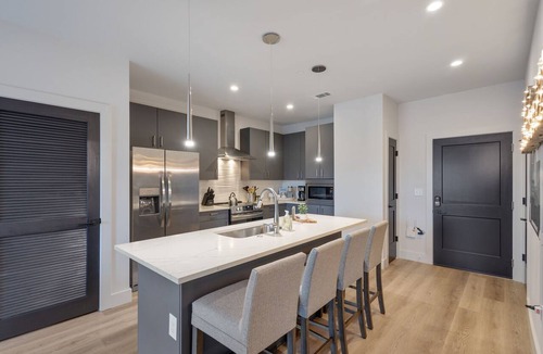West End Condo | Chic Midtown Penthouse Escape - Pool, Gym, Patio with City Views