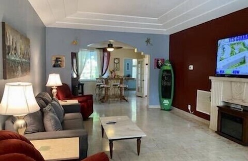 Surfside House | Chillin’ & Grillin’ House ONLY Steps from the Beach and Local Attractions