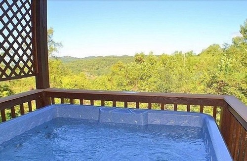 Sevierville Cabin | Chimney Ridge by RedAwning