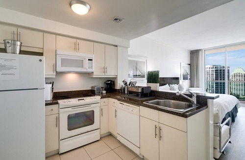 Coconut Grove Condo | CityView Balcony Pool& Hottub. Wi-Fi. Full Kitchen