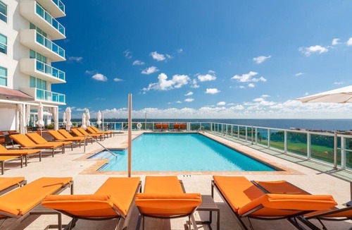Coconut Grove Condo | CityView Balcony Pool& Hottub. Wi-Fi. Full Kitchen