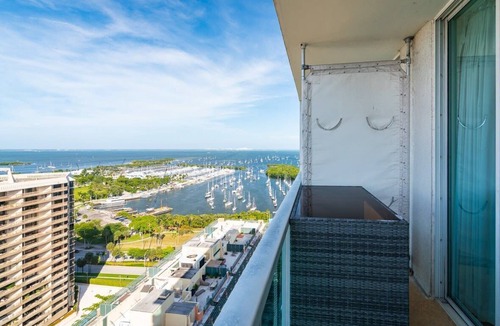 Coconut Grove Condo | CityView Balcony Pool& Hottub. Wi-Fi. Full Kitchen
