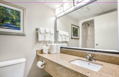 Richmond Hotel | Clarion Pointe Richmond North near University