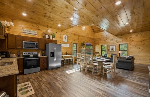 Sevierville Cabin | Classic Log Cabin | Hot Tub, Pool, Games & Dogs OK