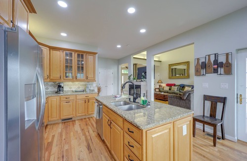 West Jefferson House | Classy Home w/Hot Tub + Mt. Jefferson Views!