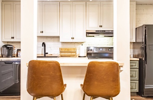 Dixon Park Apartment | Classy Mid-Century Victorian ★ Ground-Floor ★ 2 Blocks from Forsyth Park