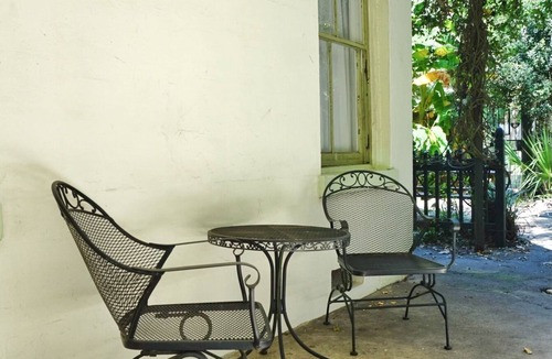 Dixon Park Apartment | Classy Mid-Century Victorian ★ Ground-Floor ★ 2 Blocks from Forsyth Park