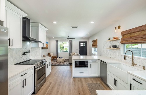 Old Seminole Heights House | Clean & Centrally located to Busch Gardens USF Tampa Zoo Family & Pet Friendly