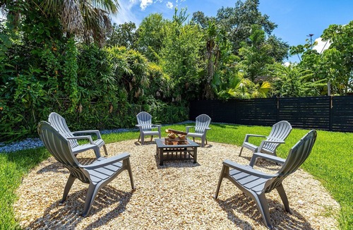 Old Seminole Heights House | Clean & Centrally located to Busch Gardens USF Tampa Zoo Family & Pet Friendly