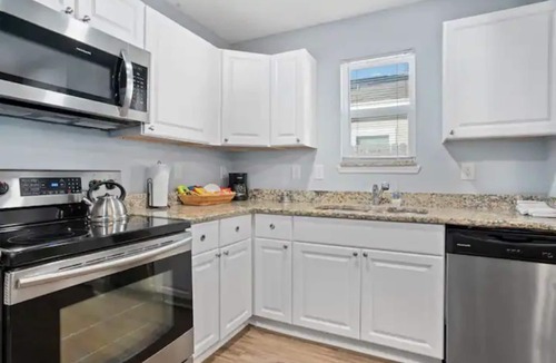 Southside House | Clean, cozy & comfortable modern 3/2 home!