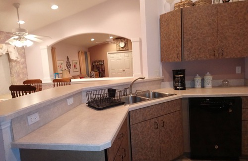 Fellowship House | CLEAN Modern home, 3 bedrms, 1 double-sink bathrm, 65" TV & 3 couches