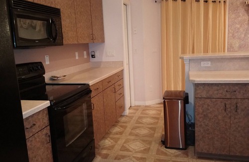 Fellowship House | CLEAN Modern home, 3 bedrms, 1 double-sink bathrm, 65" TV & 3 couches