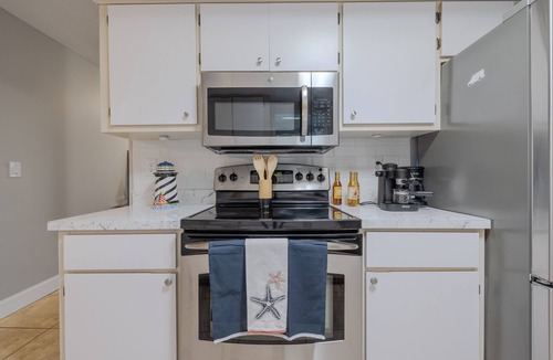 Fort Myers House | Clean pool house with 70" TV nearby beaches, shopping and restaurants