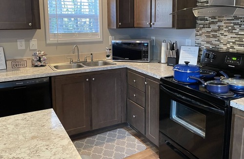 Marietta House | Clean Small Home with Community Pool only Minutes From Downtown Marietta